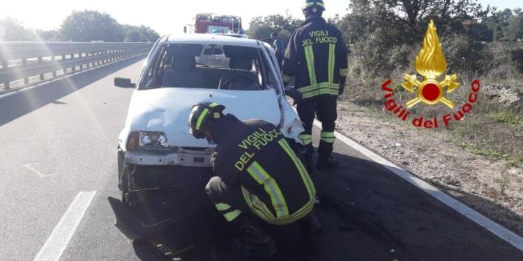 Ghilarza: incidente stradale sulla strada statale Dcn in direzione Cagliari, sul posto i vigili del fuoco
