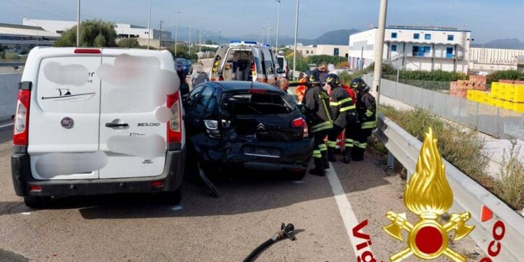 Olbia: incidente stradale in viale Italia, sul posto i vigili del fuoco