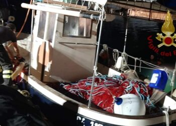 I vigili del fuoco sono intervenuti per la messa in sicurezza di un peschereccio che stava affondando nel porticciolo di Marina Piccola