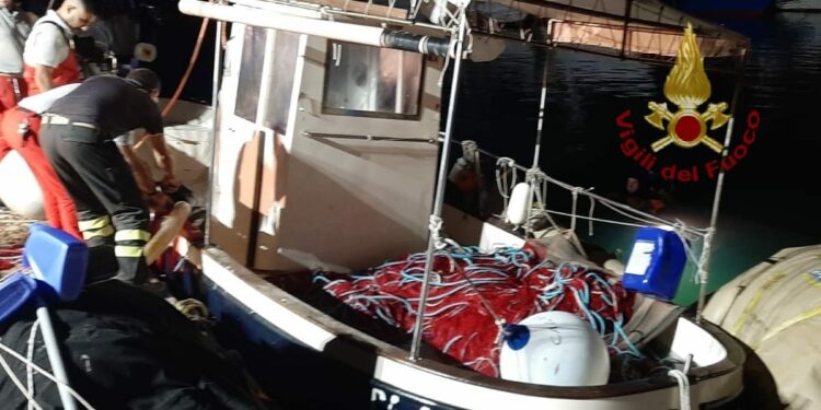 I vigili del fuoco sono intervenuti per la messa in sicurezza di un peschereccio che stava affondando nel porticciolo di Marina Piccola