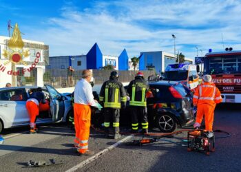 Incidente sulla strada complanare adiacente alla Statale 131, i vigili del fuoco estraggono due persone dai veicoli coinvolti