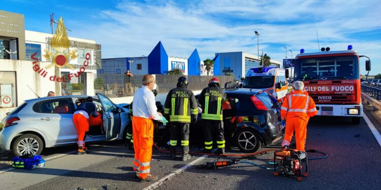 Incidente sulla strada complanare adiacente alla Statale 131, i vigili del fuoco estraggono due persone dai veicoli coinvolti