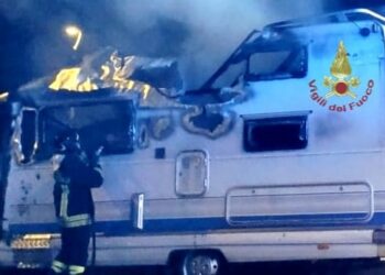 I vigili del fuoco sono intervenuti nella notte, per spegnere le fiamme di due camper e due camion in sosta nel quartiere di Is Corrias