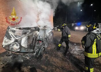 Incendio ad un’auto in sosta a Decimomannu, i vigili del fuoco hanno spento le fiamme e messo in sicurezza l’area