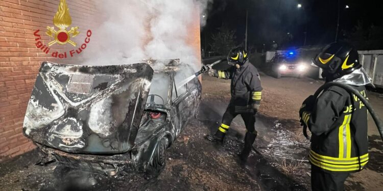 Incendio ad un’auto in sosta a Decimomannu, i vigili del fuoco hanno spento le fiamme e messo in sicurezza l’area