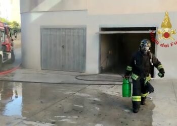 Incendio in un garage a Su Planu, i vigili del fuoco evitano la propagazione delle fiamme all’intera struttura e agli appartamenti sovrastanti