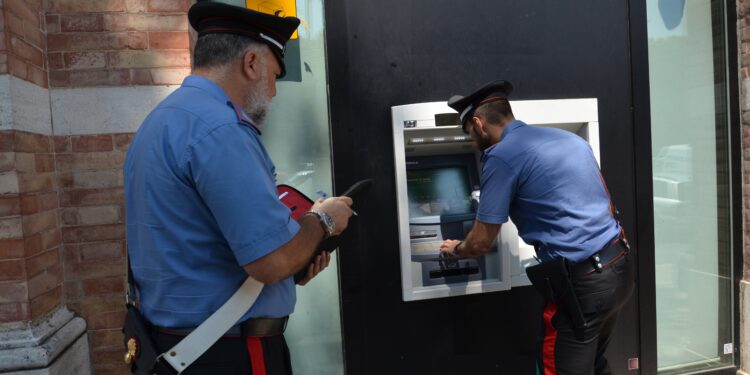I carabinieri di Capoterra hanno denunciato due napoletani per indebito utilizzo e falsificazione di carte di credito e di pagamento, nonché per riciclaggio