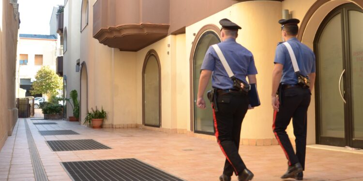 I carabinieri di Arbus hanno arrestato un 51enne del luogo sorpreso a rubare farmaci, un ricettario e ricette in uno studio medico
