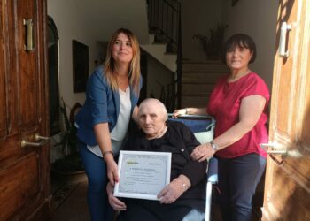 La direttrice dell’Ufficio postale di Badesi festeggia i 100 anni della signora Domenica Mureddu