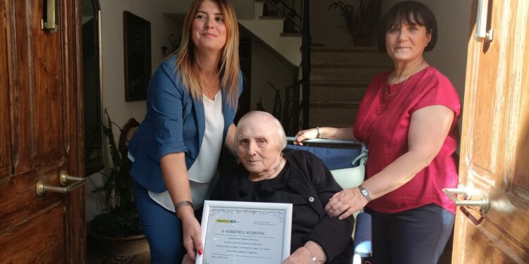 La direttrice dell’Ufficio postale di Badesi festeggia i 100 anni della signora Domenica Mureddu