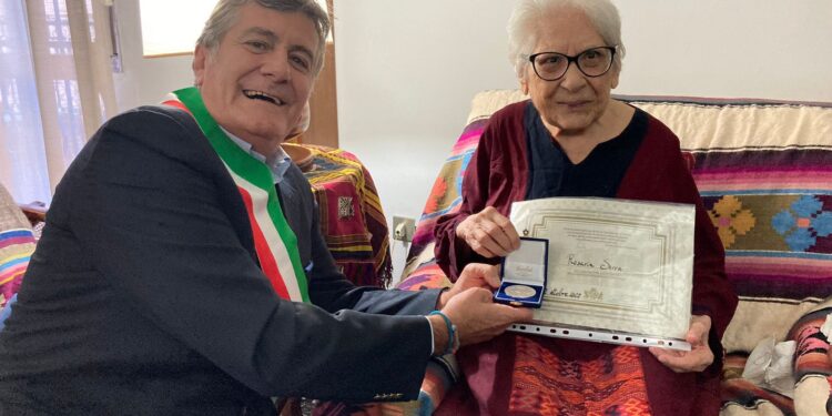 Cagliari: gli auguri del presidente del Consiglio comunale Edoardo Tocco a Rosaria Serra per i suoi 102 anni