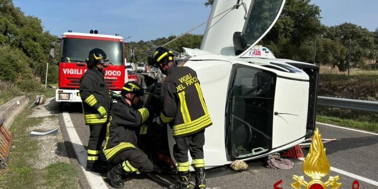 Incidente stradale all’altezza del bivio di Iscras, intervengono i vigili del fuoco