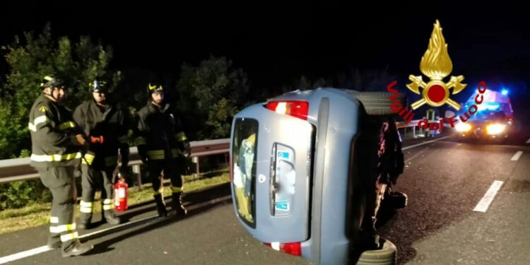 Incidente stradale sulla statale 131, intervengono i vigili del fuoco