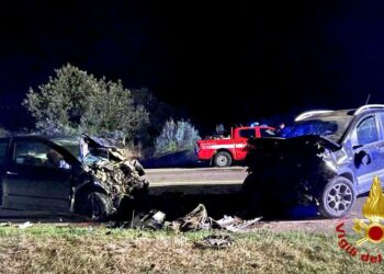 Nule: scontro frontale tra due auto, intervengono i vigili del fuoco