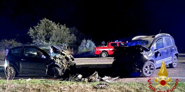 Nule: scontro frontale tra due auto, intervengono i vigili del fuoco