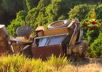 Due persone sono state soccorse dai vigili del fuoco dopo il ribaltamento di un trattore agricolo tra le campagne di Soleminis e Dolianova