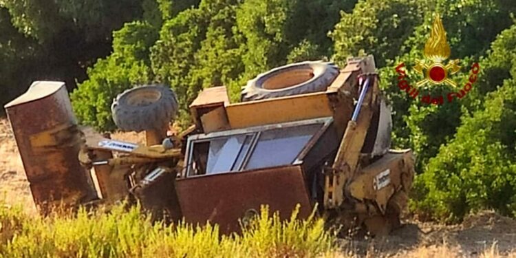 Due persone sono state soccorse dai vigili del fuoco dopo il ribaltamento di un trattore agricolo tra le campagne di Soleminis e Dolianova