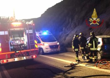 Incidente stradale sulla nuova statale 125 Orientale Sarda, i vigili del fuoco estraggono una persona ferita da una delle auto coinvolte