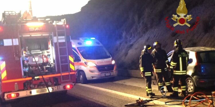 Incidente stradale sulla nuova statale 125 Orientale Sarda, i vigili del fuoco estraggono una persona ferita da una delle auto coinvolte