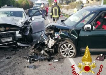 Incidente stradale sulla statale 125, sul posto i vigili del fuoco