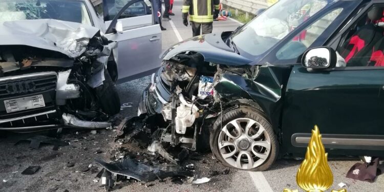 Incidente stradale sulla statale 125, sul posto i vigili del fuoco