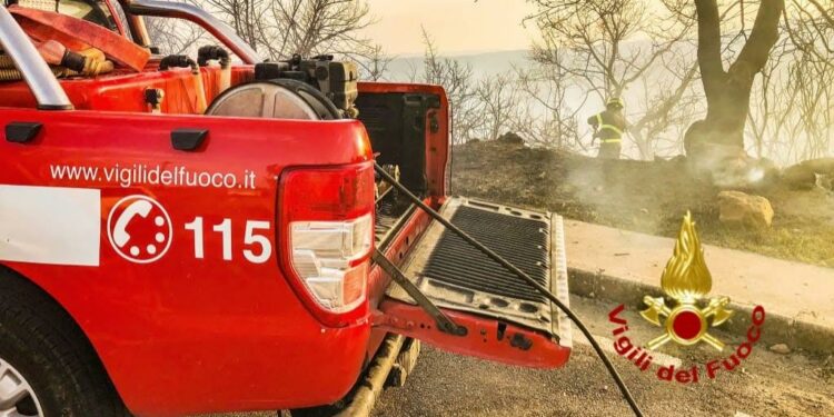 Busachi: incendio di vegetazione, intervengono i vigili del fuoco