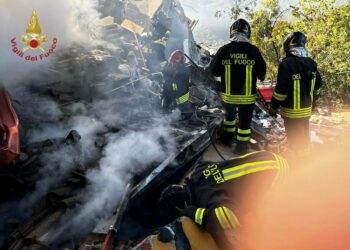 Tiana: un’esplosione causa il crollo di un’abitazione, intervengono i vigili del fuoco. Recuperato il corpo di una donna privo di vita