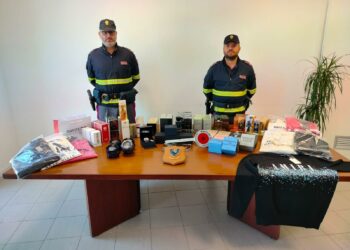 Gli agenti della Polizia stradale di Olbia hanno sequestrato orologi, profumi e capi di abbigliamento contraffatti