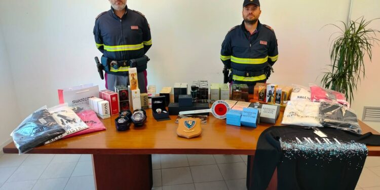 Gli agenti della Polizia stradale di Olbia hanno sequestrato orologi, profumi e capi di abbigliamento contraffatti
