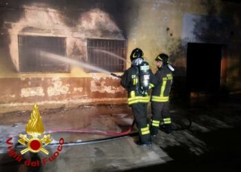 Tempio Pausania: a fuoco un deposito commerciale nella zona industriale, sul posto i vigili del fuoco