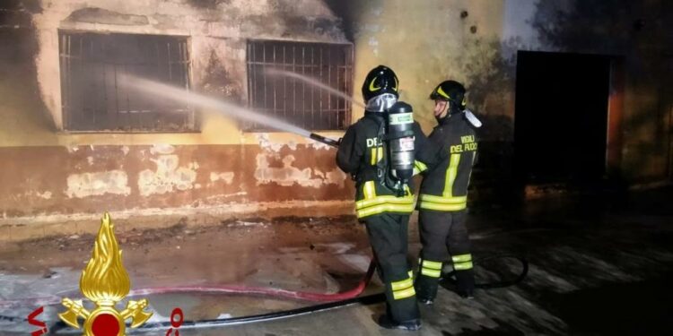 Tempio Pausania: a fuoco un deposito commerciale nella zona industriale, sul posto i vigili del fuoco