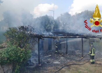 Arzachena: incendio di una tettoia adiacente ad alcuni alloggi autonomi, sul posto i vigili del fuoco