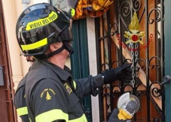 Sassari: scivola in un appartamento chiuso come un bunker, intervengono i vigili del fuoco