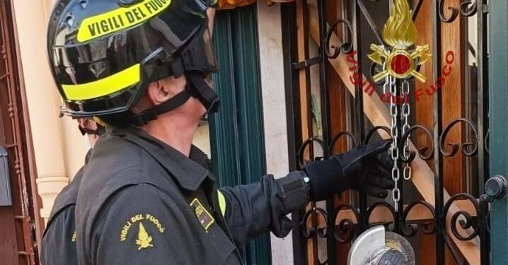 Sassari: scivola in un appartamento chiuso come un bunker, intervengono i vigili del fuoco