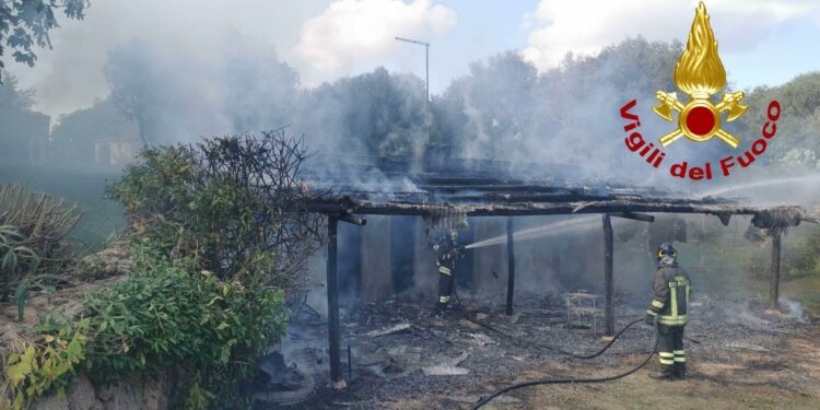 Arzachena: incendio di una tettoia adiacente ad alcuni alloggi autonomi, sul posto i vigili del fuoco