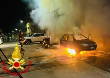 Alghero: a fuoco un’auto in via Oristano, sul posto i vigili del fuoco
