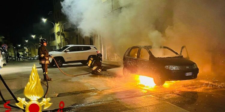 Alghero: a fuoco un’auto in via Oristano, sul posto i vigili del fuoco
