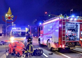 Incidente ieri sera in via Ciusa a Cagliari, i vigili del fuoco hanno liberato un ventenne rimasto con un arto inferiore intrappolato nel motociclo
