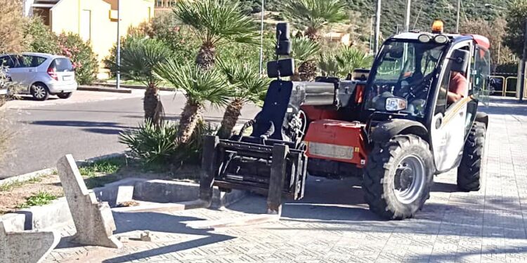 Bosa: al via i lavori di sostituzione delle panchine della passeggiata Dina Dore