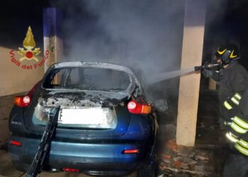 Assemini: incendio di un’auto sotto il piano pilotis di una palazzina