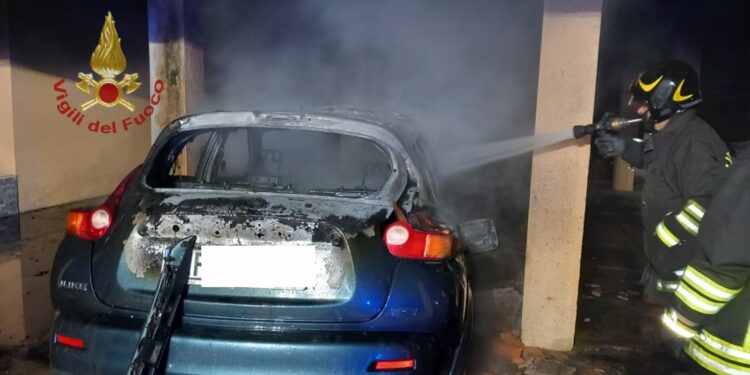 Assemini: incendio di un’auto sotto il piano pilotis di una palazzina