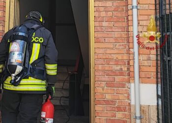 Incendio di una cucina nel quartiere del Cep, illesa una donna, i vigili del fuoco evitano la propagazione delle fiamme all’intero appartamento