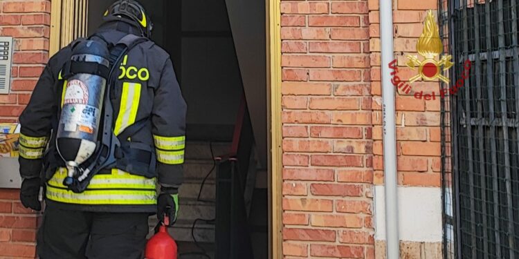 Incendio di una cucina nel quartiere del Cep, illesa una donna, i vigili del fuoco evitano la propagazione delle fiamme all’intero appartamento