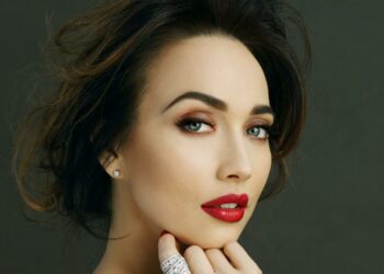 Chiara Francini in “Una ragazza come io”, ad Alghero, Olbia, Tempio Pausania e Carbonia per la stagione di Grande Prosa del CeDAC