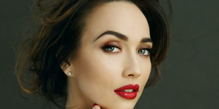 Chiara Francini in “Una ragazza come io”, ad Alghero, Olbia, Tempio Pausania e Carbonia per la stagione di Grande Prosa del CeDAC