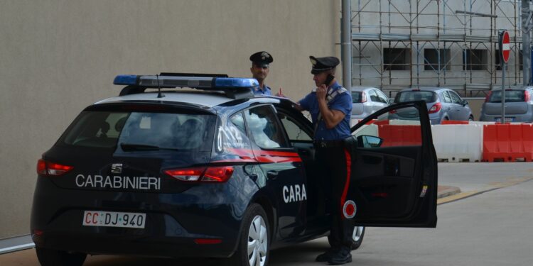 Chiudono il figlio di 3 anni e mezzo nell’auto in un centro commerciale, due coniugi pakistani sono stati denunciati dai carabinieri della Radiomobile di Cagliari