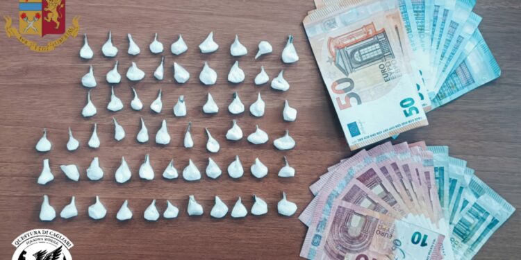 Ieri sera la Squadra Mobile della Questura di Cagliari ha arrestato un disoccupato di 25 anni per il reato in flagranza di detenzione e spaccio di sostanze stupefacenti