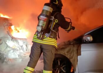 Siniscola: a fuoco due auto in sosta, intervengono i vigili del fuoco