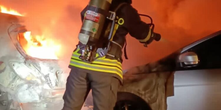 Siniscola: a fuoco due auto in sosta, intervengono i vigili del fuoco