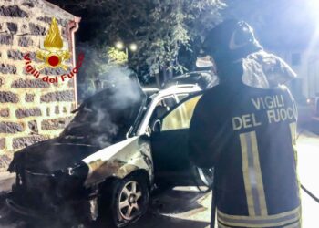 Abbasanta: auto a fuoco in via dei Martiri per la Libertà
